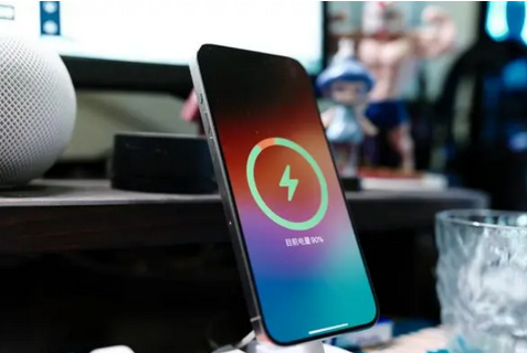 兴和苹果15换屏服务分享用什么充电器给iPhone15充电更好 